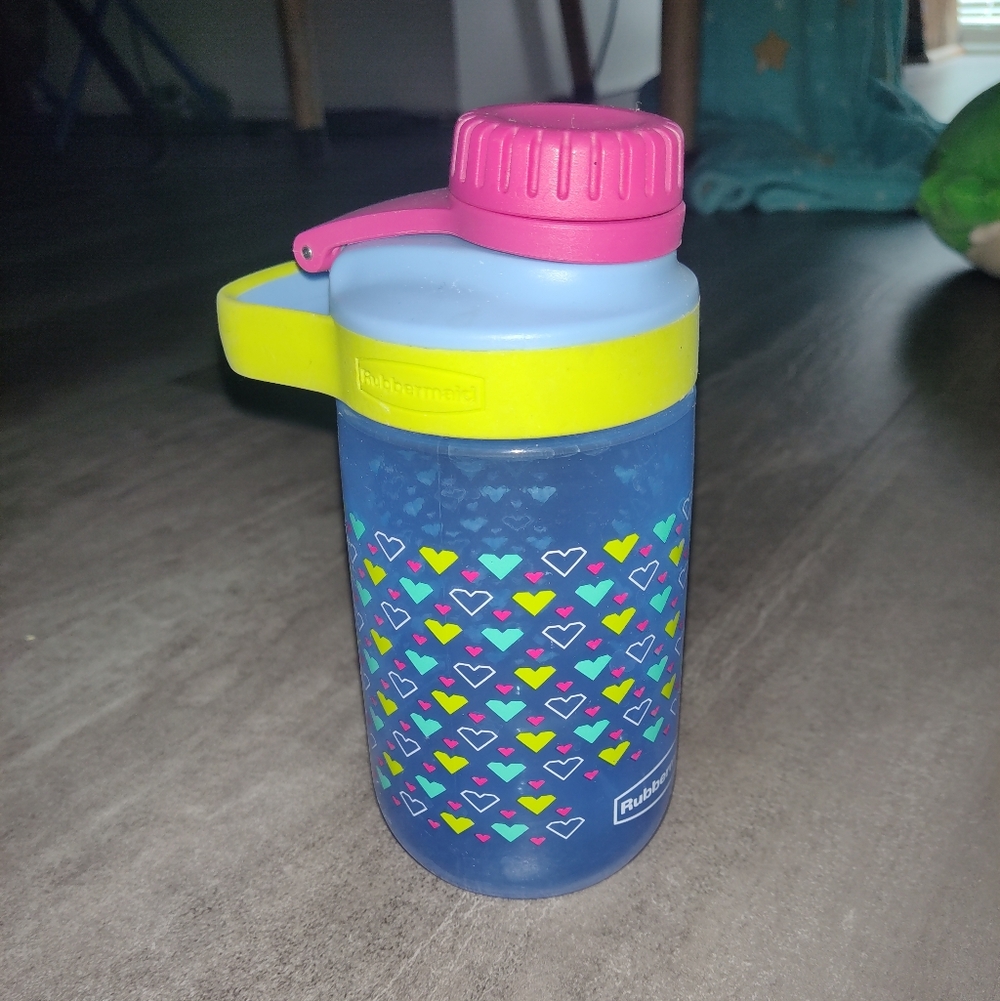 Rubbermaid Kids Water Bottle Hearts Flip Top BPA Free Pink Blue Spill Proof